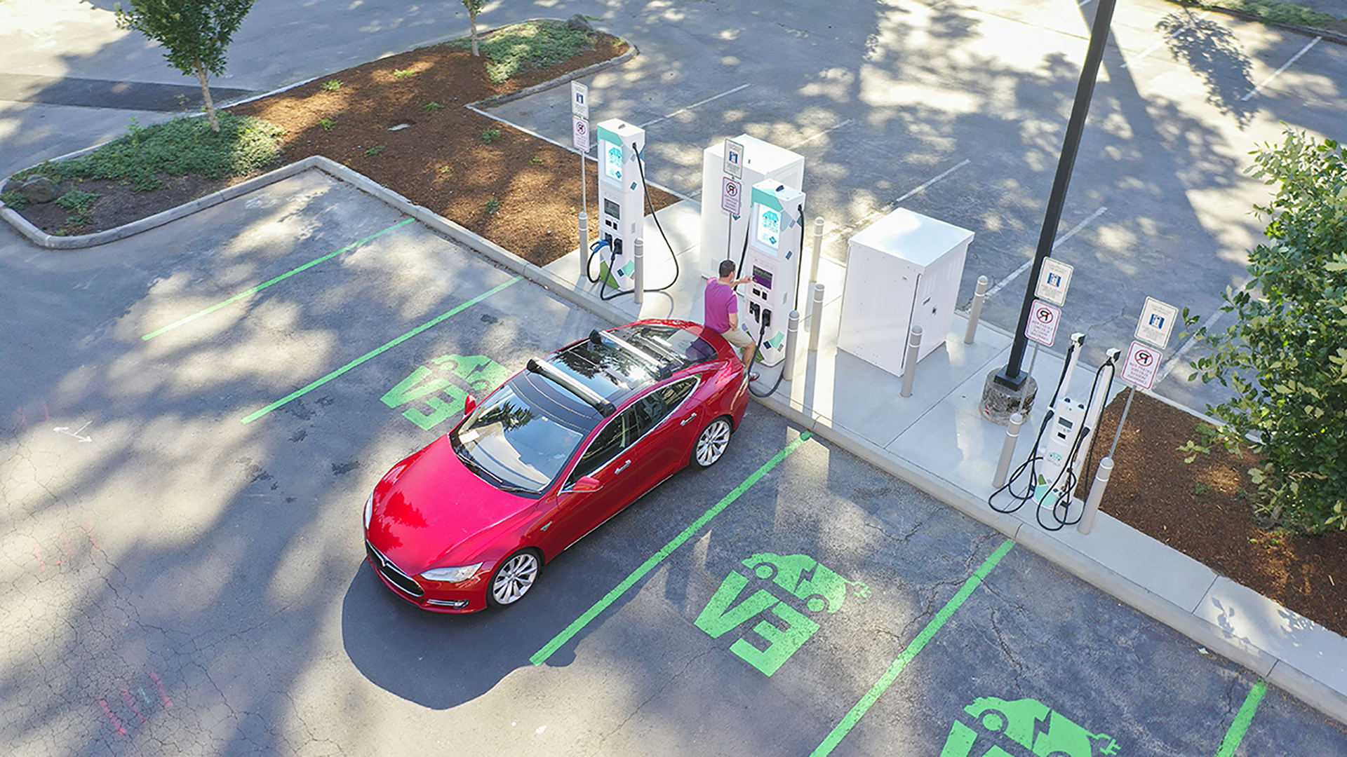 Lacey Mayor Andy Ryder uses PSE起来 & Go Electric’s first public charging station, opened September 2020 at the Hub at Lacey.